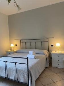 ペスキエーラ・デル・ガルダにあるLa Rosa del Gardaのベッドルーム1室(大型ベッド1台、ナイトスタンド2台付)