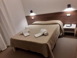 una habitación de hotel con 2 camas y toallas. en HOTEL LUX B&B MIMA, en Milano Marittima