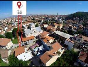 uma vista aérea de uma cidade com um marcador vermelho em Guesthouse Hotel My Home em Prizren