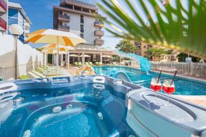 Bazén v ubytovaní Hotel Alexander alebo v jeho blízkosti