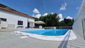 Bazén v ubytování Villa Paradise Garden nebo v jeho okolí