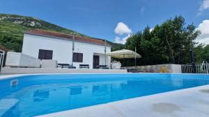 Bazén v ubytování Villa Paradise Garden nebo v jeho okolí