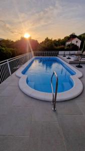 Bazén v ubytování Villa Paradise Garden nebo v jeho okolí