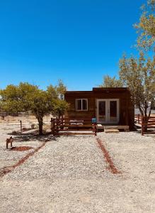 una pequeña cabaña en medio de un campo en Area 3251 Desert Valley Guest Suite, en Pahrump