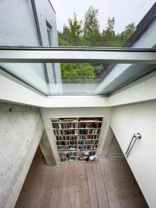 Habitación con ventana grande y suelo de madera. en Havgaarden Villa, en Stapnes