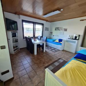 een kamer met een tafel en stoelen en een slaapkamer bij Ferienwohnung W.Esel in Wesel