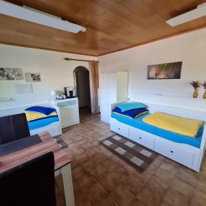 sypialnia z 2 łóżkami z niebieską i żółtą pościelą w obiekcie Ferienwohnung W.Esel w mieście Wesel