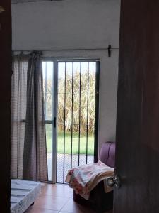 Habitación con puerta que da a un patio con ventana. en Casa en Sierras del Mar en Cuchilla Alta