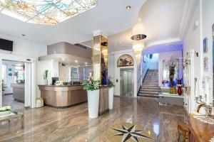 Lobby alebo recepcia v ubytovaní Hotel Alexander + 37 fotografií