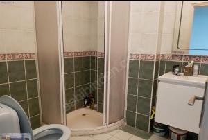 La salle de bains est pourvue d'une douche, de toilettes et d'un lavabo. dans l'établissement Bostanci cozy excellent location flat, à Istanbul
