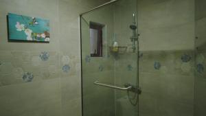 モン・ショワジーにあるResidence Abricoのバスルーム(ガラスドア付きのシャワー付)