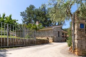 ein Tor zu einem Steinhaus mit einem Zaun in der Unterkunft Holiday house Hana in Rovinj