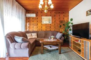 - un salon avec un canapé et une table dans l'établissement Home away from home, à Šmrika
