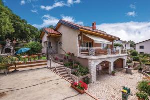 Casa con porche y patio en Home away from home, en Šmrika