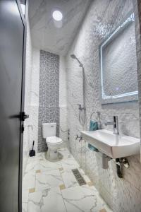 茵蘇宛的住宿－imsouane bleu bay house，一间带水槽和卫生间的浴室