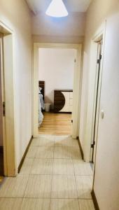 ein leeres Zimmer mit einem Flur, der zu einem Schlafzimmer führt in der Unterkunft Full 2 bedroom apartment in luxury complex in Esenyurt