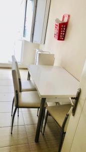 una mesa blanca y sillas en una habitación en Full 2 bedroom apartment in luxury complex en Esenyurt