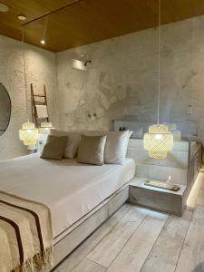 ein Schlafzimmer mit einem großen weißen Bett und zwei Lampen in der Unterkunft Yolo Motel in Brasilia