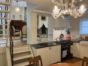 a kitchen and dining room with a chandelier at La Maison des Sources in Brussels