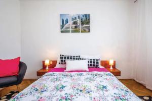 una camera da letto con un copriletto colorato di Home away from home a Šmrika