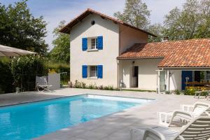 une villa avec piscine devant une maison dans l'établissement La Métairie - Largilière, à Orx