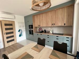 Dapur atau dapur kecil di Mistral Helka Apartman +11 gambar