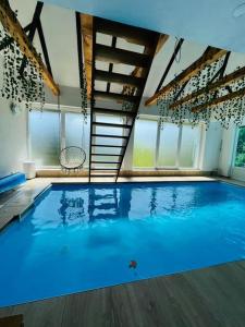 een groot zwembad met een trap in een gebouw bij Villa Nature in Bihać