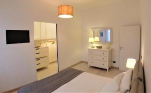 Schlafzimmer mit einem Bett, einer Kommode und einem Spiegel in der Unterkunft Casa Giusti in Poggibonsi