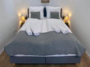 1 cama grande en una habitación con 2 lámparas en NOMO 2 Zimmer Altstadt Apartment Villingen im Schwarzwald, en Villingen-Schwenningen
