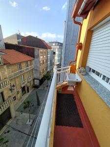 Rianjo的住宿－Trisquel Rianxo，大楼一侧带水槽的阳台