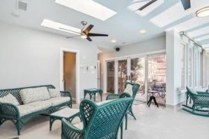 Gallery image of 3 bedroom w indoor pool hotub in Silver Spring