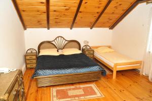 sypialnia z 2 łóżkami i drewnianym sufitem w obiekcie Ośrodek Wypoczynkowy CRYSTAL w Polańczyku