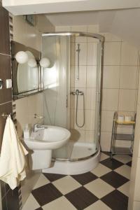 W łazience znajduje się prysznic, toaleta i umywalka. w obiekcie Ośrodek Wypoczynkowy CRYSTAL w Polańczyku