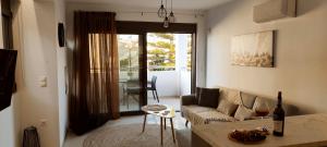 イラクリオン・タウンにあるEZITH LUXURY APARTMENTSのソファとテーブルのあるリビングルーム +37枚の写真