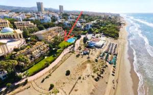 una vista aérea de una playa con una flecha roja en Super2beachfront, en Marbella