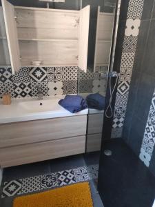 uma casa de banho com uma banheira e um chuveiro com azulejos em Cabanon Fabrin em Saint-Mitre-les-Remparts