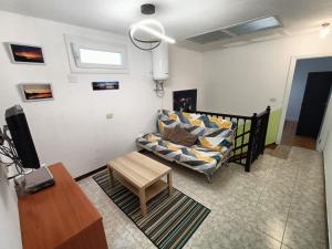 Rianjo的住宿－Trisquel Rianxo，客厅配有沙发和桌子