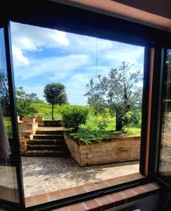 Casetta Valmora في Valpiana: منظر من نافذة على الدرج والأشجار