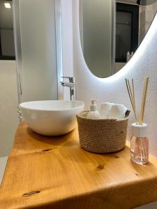 Casetta Valmora في Valpiana: حوض الحمام على كونتر خشبي مع مرآة +33 صورة