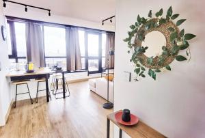 uma sala de estar com uma mesa e uma coroa de flores na parede em Ninho 424 no Porto