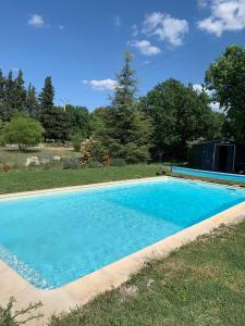 una gran piscina azul en un patio en Villa avec vue campagne, en Carpentras