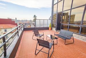 een balkon met stoelen en een tafel in een gebouw bij Ninho 424 in Porto