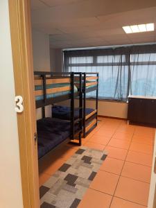 Łóżko lub łóżka w pokoju w obiekcie HOSTEL Cangas