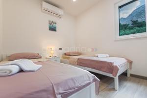 Un pat sau paturi într-o cameră la Seashell - Luxury Seaview Apartments