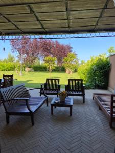 Miglianico的住宿－Lemon tree suite al golf，坐在庭院里的一群长椅