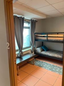 Łóżko lub łóżka w pokoju w obiekcie HOSTEL Cangas