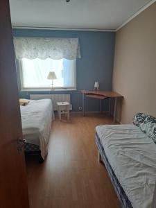 Habitación de hotel con 2 camas y ventana en Semester Hem 3 Storvik, en Storvik