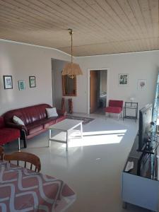 sala de estar con sofá y mesa en Semester Hem 3 Storvik, en Storvik