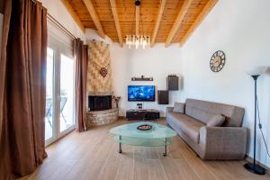 ein Wohnzimmer mit Couch und Tisch in der Unterkunft George's Paradise in Afandou