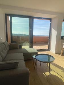 ein Wohnzimmer mit einem Sofa und einem Glastisch in der Unterkunft Mirador de Canales in Canales